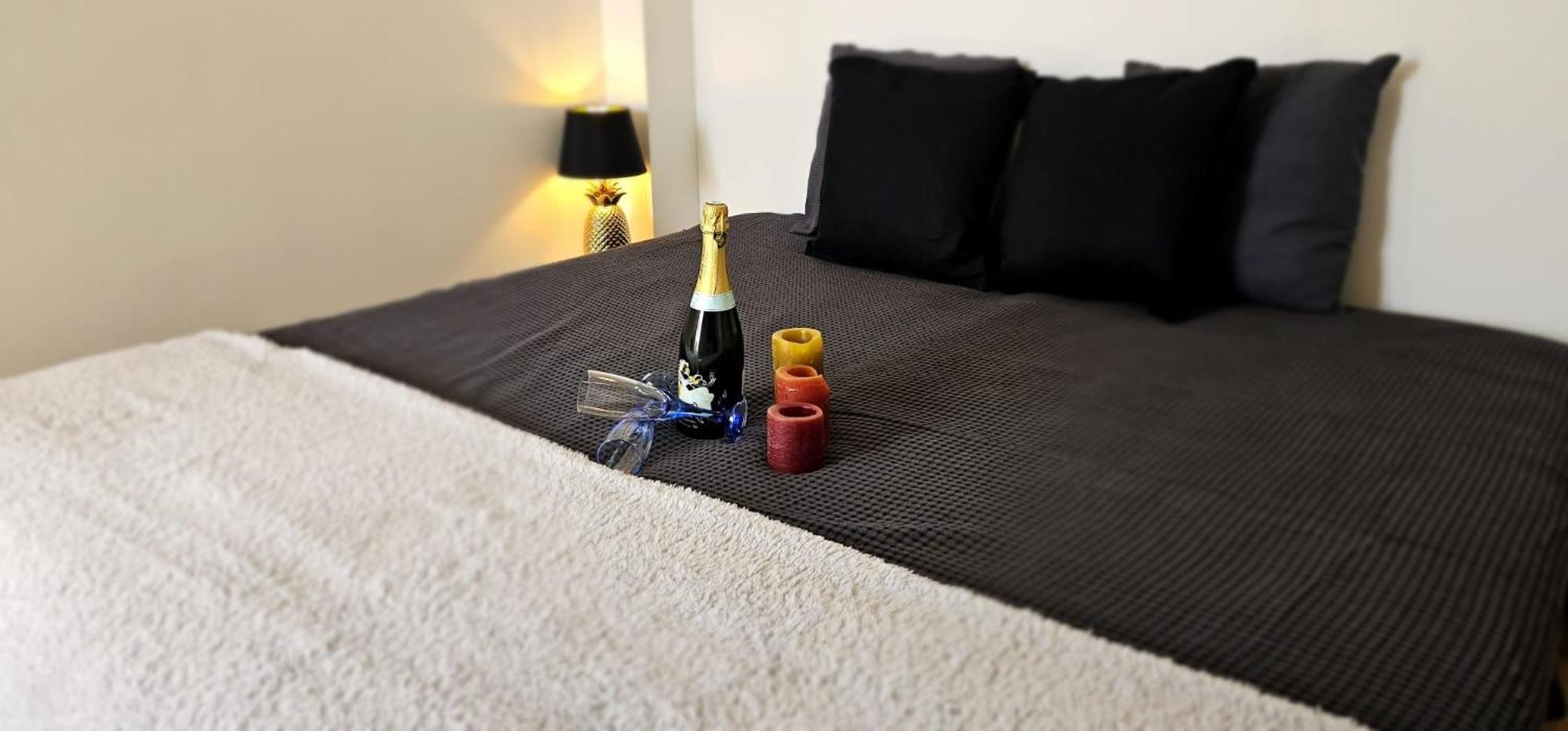 Chambre Parentale , Salle De Bain Privee, Acces Plages & Vue Mer Du Salon Dans Appartement Partage Chez L'Habitant ,, Master Bedroom, Private Bathroom, Beach Access & Sea View Cannes Eksteriør billede