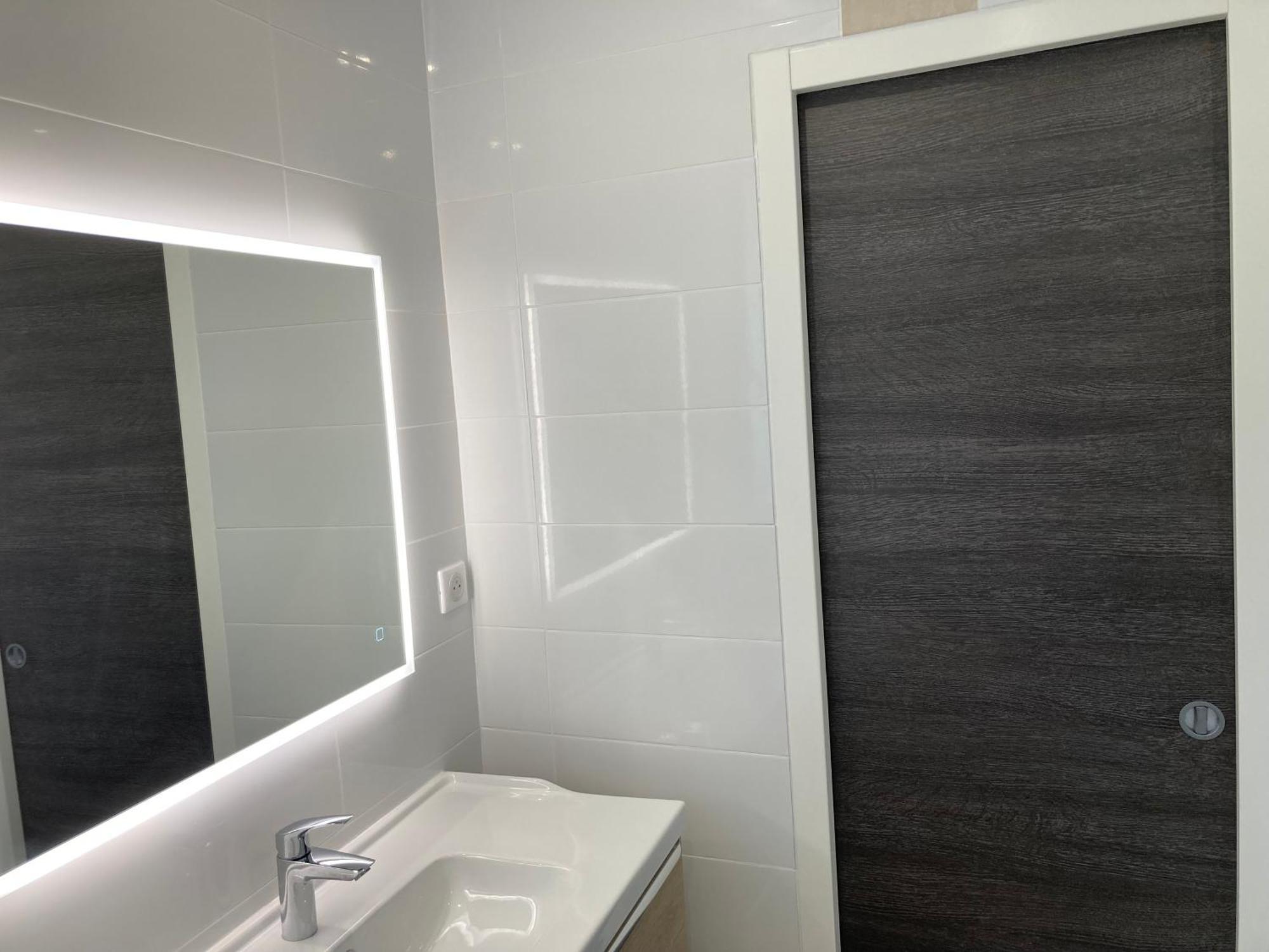 Chambre Parentale , Salle De Bain Privee, Acces Plages & Vue Mer Du Salon Dans Appartement Partage Chez L'Habitant ,, Master Bedroom, Private Bathroom, Beach Access & Sea View Cannes Eksteriør billede