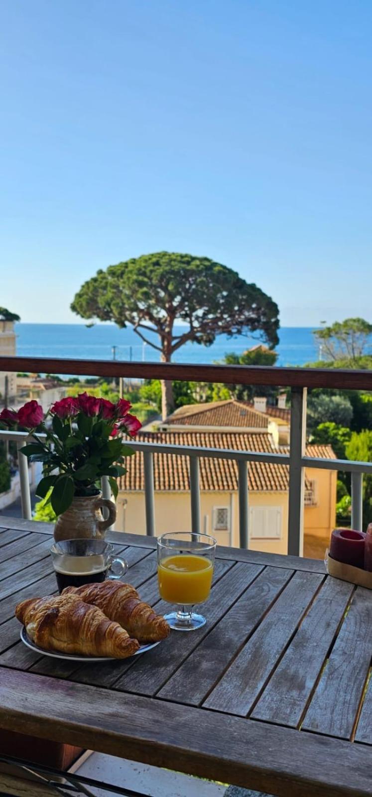 Chambre Parentale , Salle De Bain Privee, Acces Plages & Vue Mer Du Salon Dans Appartement Partage Chez L'Habitant ,, Master Bedroom, Private Bathroom, Beach Access & Sea View Cannes Eksteriør billede